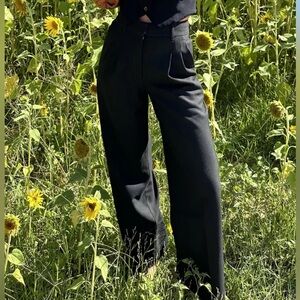 Effortless pants made with (Re)ssential material